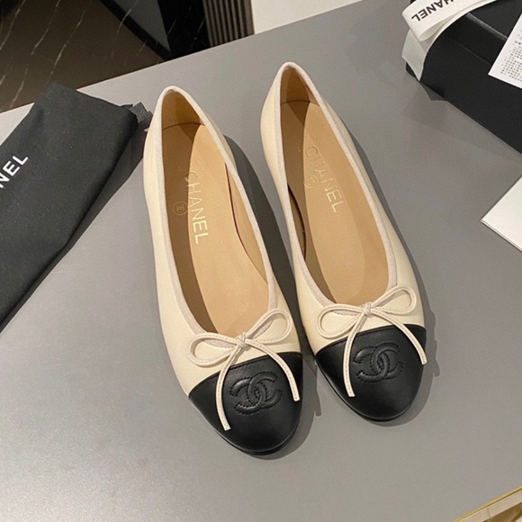 CHANEL Cream and Black Ballet Flats - Picture 1 of 6